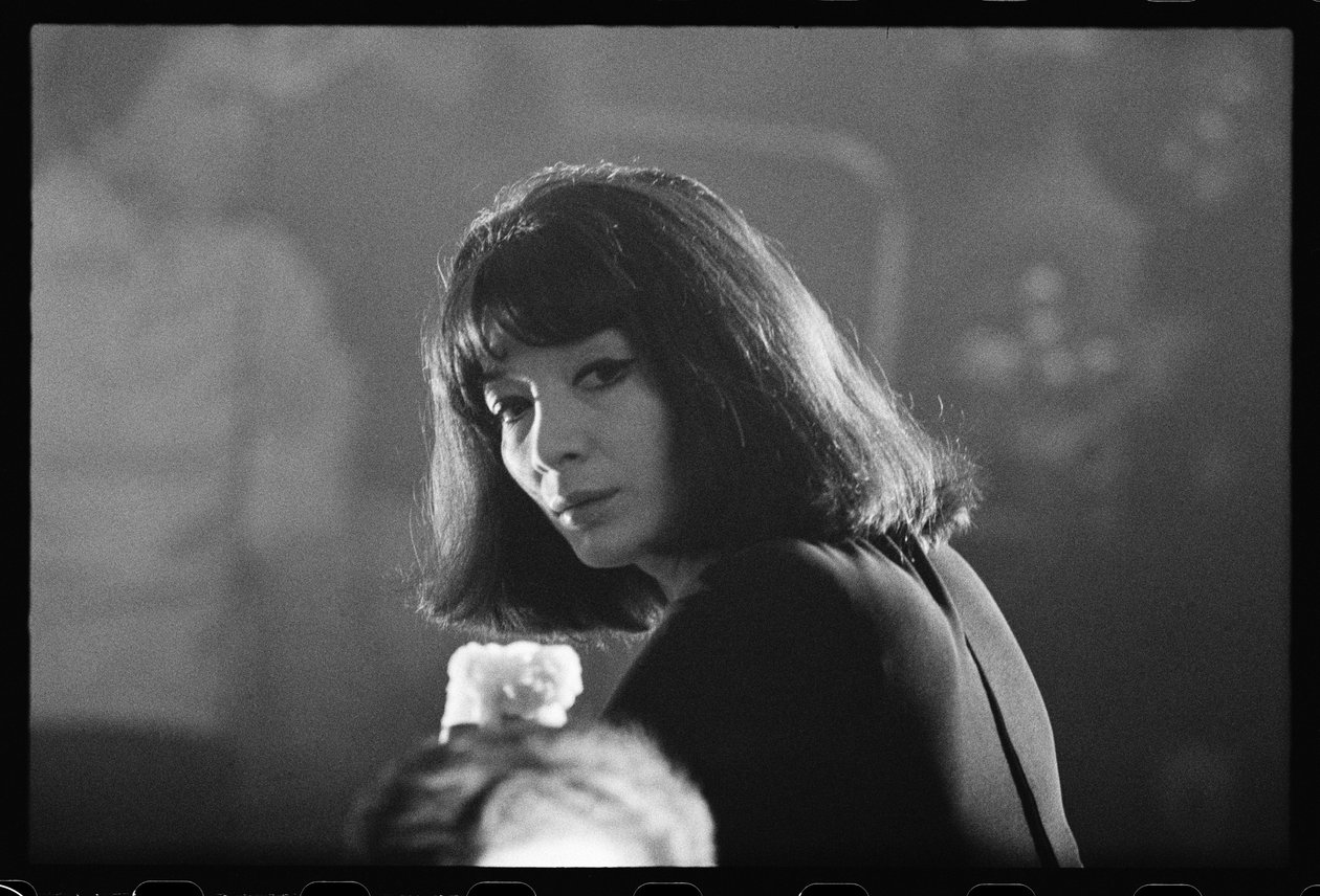 Juliette Greco i en røykfylt nattklubb av Orlando Suero