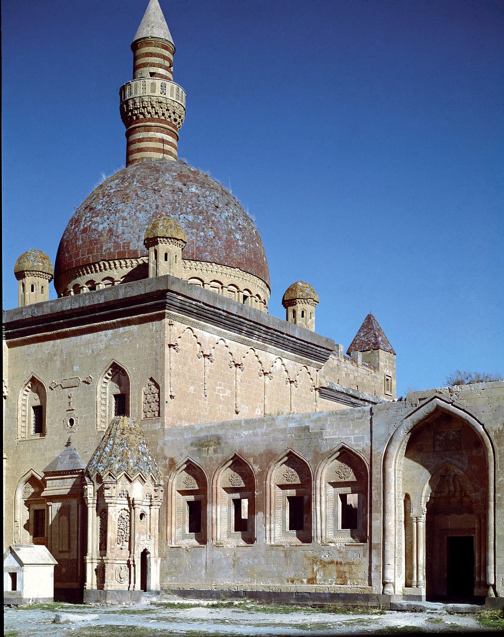 Gårdsplassen og moskeen til Ishak Pass Palace av Ottoman School