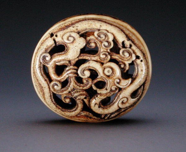 Netsuke i form av et bokslokk (hako) ca. 1870 (se 195499 for base) av Ozaki Kokusai