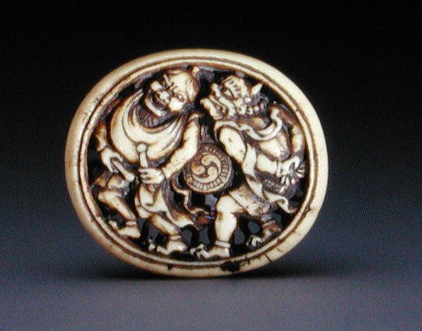 Netsuke som skildrer Raiden med vindguden Futen, 1860-70 (hjort-gevir) (se 205917) av Ozaki Kokusai