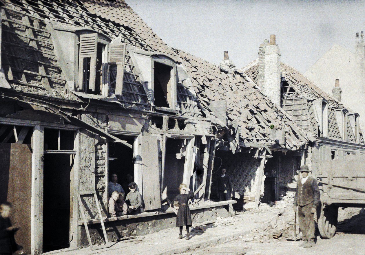 Skadede bygninger etter bombingene 10. og 11. september i byen Rosendaël nær Dunkerque, Region Nord-Pas-de-Calais, Frankrike, 11. september 1917 (autokrom) av Paul Castelnau