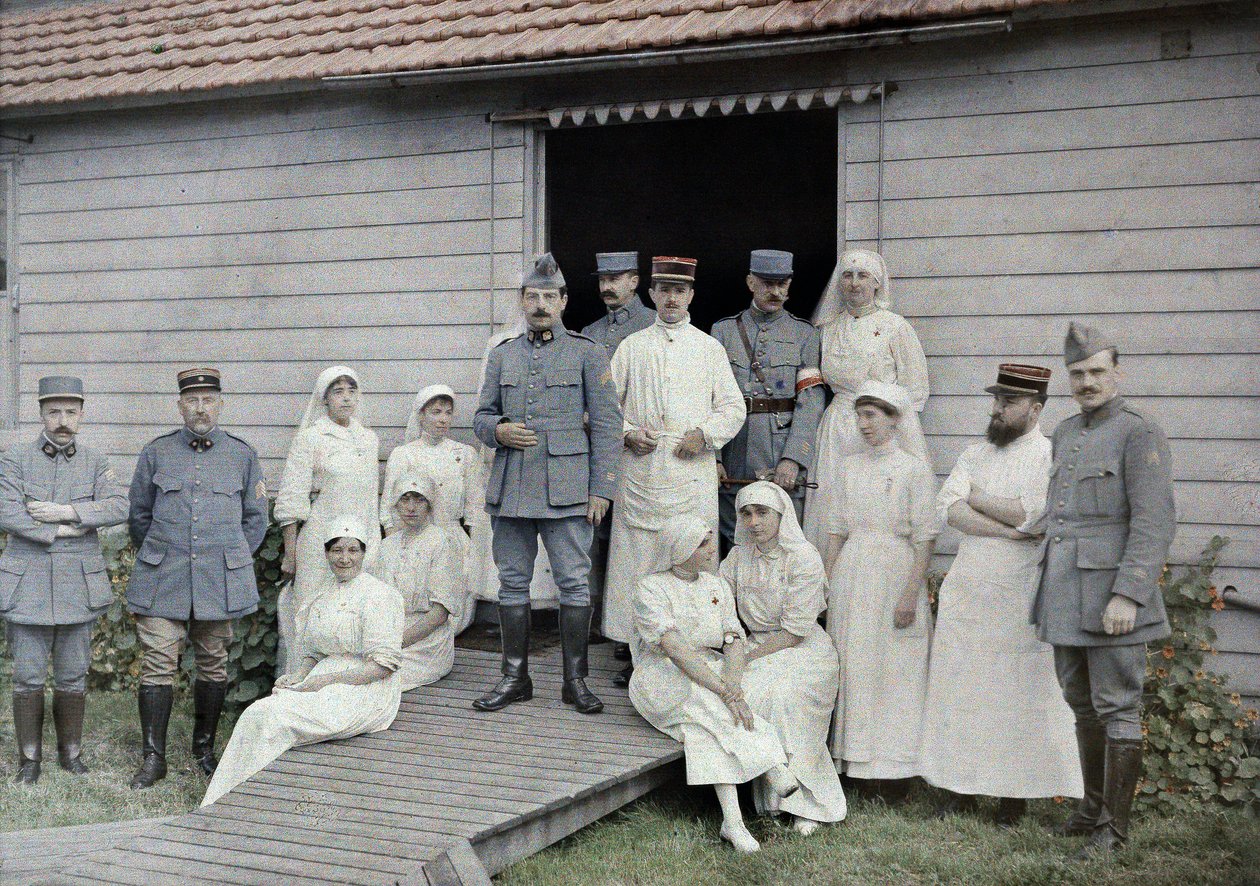 Leger, sykepleiere og medisinsk personell foran feltsykehus 55 i Bourbourg, avdeling Nord, Region Nord-Pas-de-Calais, Frankrike, 1. september 1917 (autokrom) av Paul Castelnau