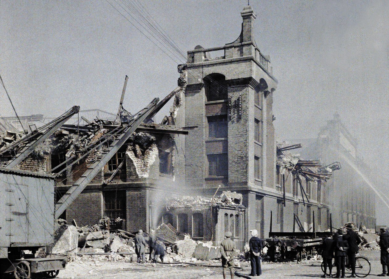 Franske brannmenn, militære og sivile prøver å hindre branner i å spre seg etter bombingene 2. og 3. september, som rammet flere bygninger i Dunkerque, inkludert lageret Ba av Paul Castelnau