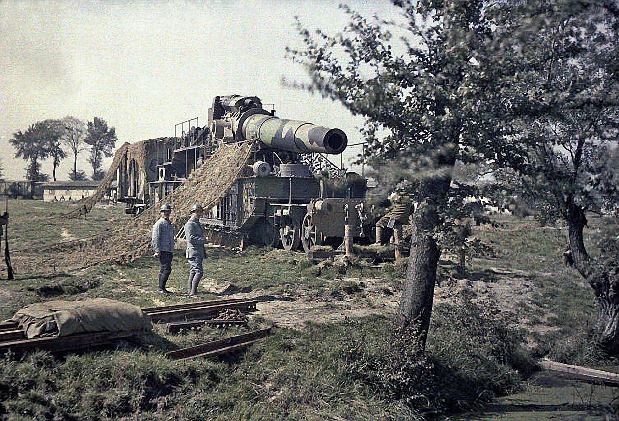 Franske soldater kamuflerer en 370 mm jernbanekanon med inskripsjonen Keity, Noyon, Oise, Frankrike, 5. september 1917 (autokrom) av Paul Castelnau