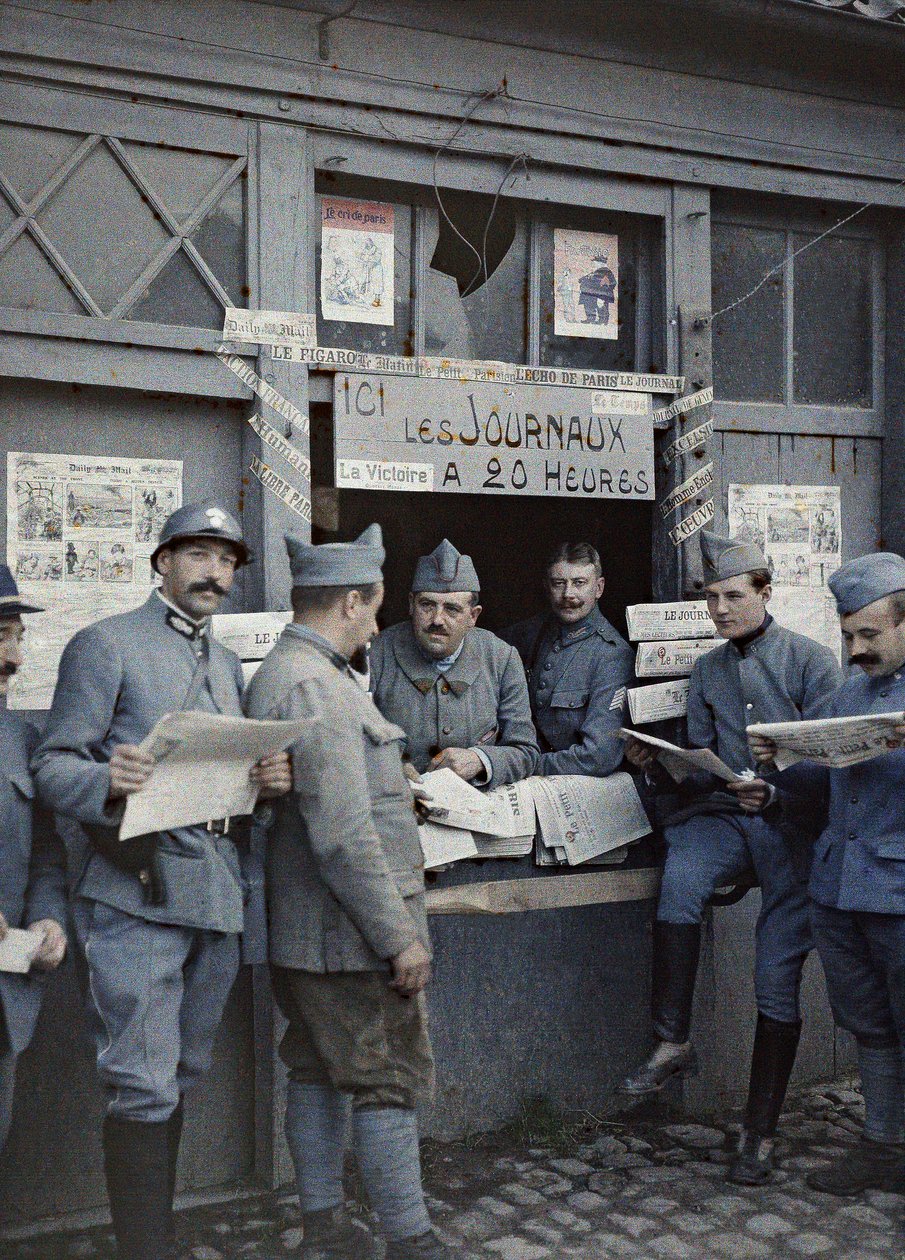 Franske soldater kjøper og leser aviser i en kiosk i Rexpoede, Department Nord, Region Nord-Pas-de-Calais, Frankrike, 6. september 1917 (autokrom) av Paul Castelnau