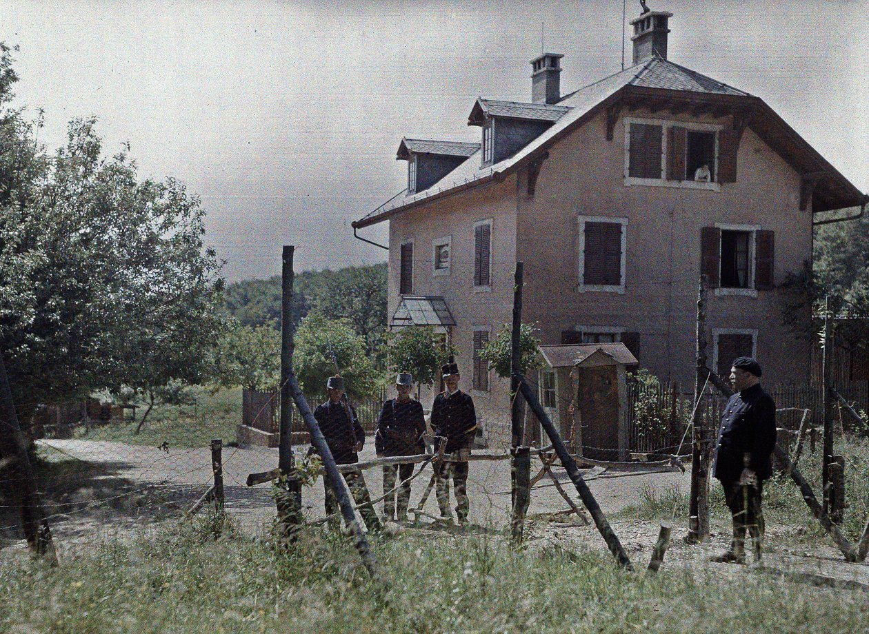 Grensen mellom Sveits og Frankrike i kommunen Beurnevésin i kantonen Jura, Frankrike, 19. juni 1917 (autocrhome) av Paul Castelnau