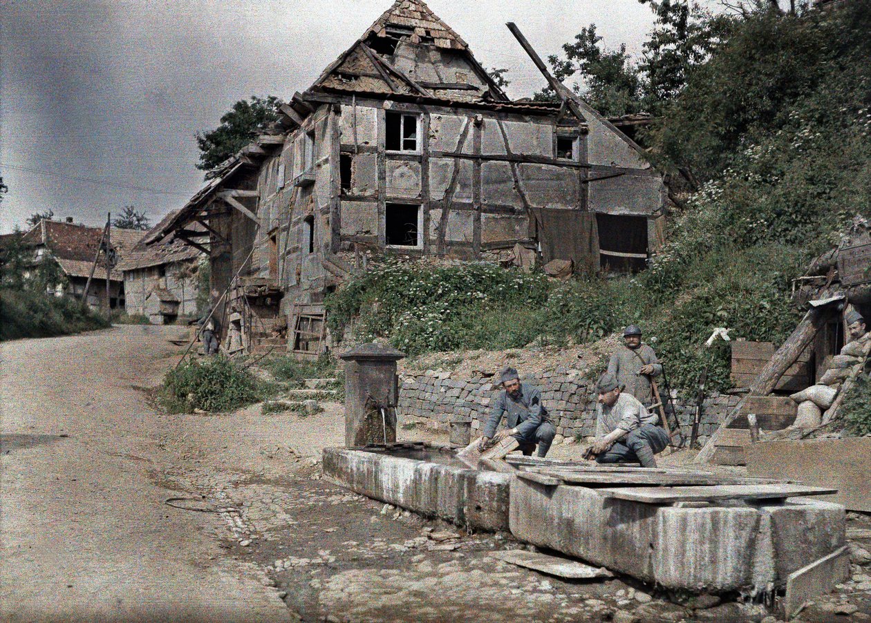 To franske soldater tildelt en telefonstasjon som vasker tøyet i et trau, Largitzen, Department Haut-Rhin, Alsace, Frankrike, 18. juni 1917 (autokrom) av Paul Castelnau