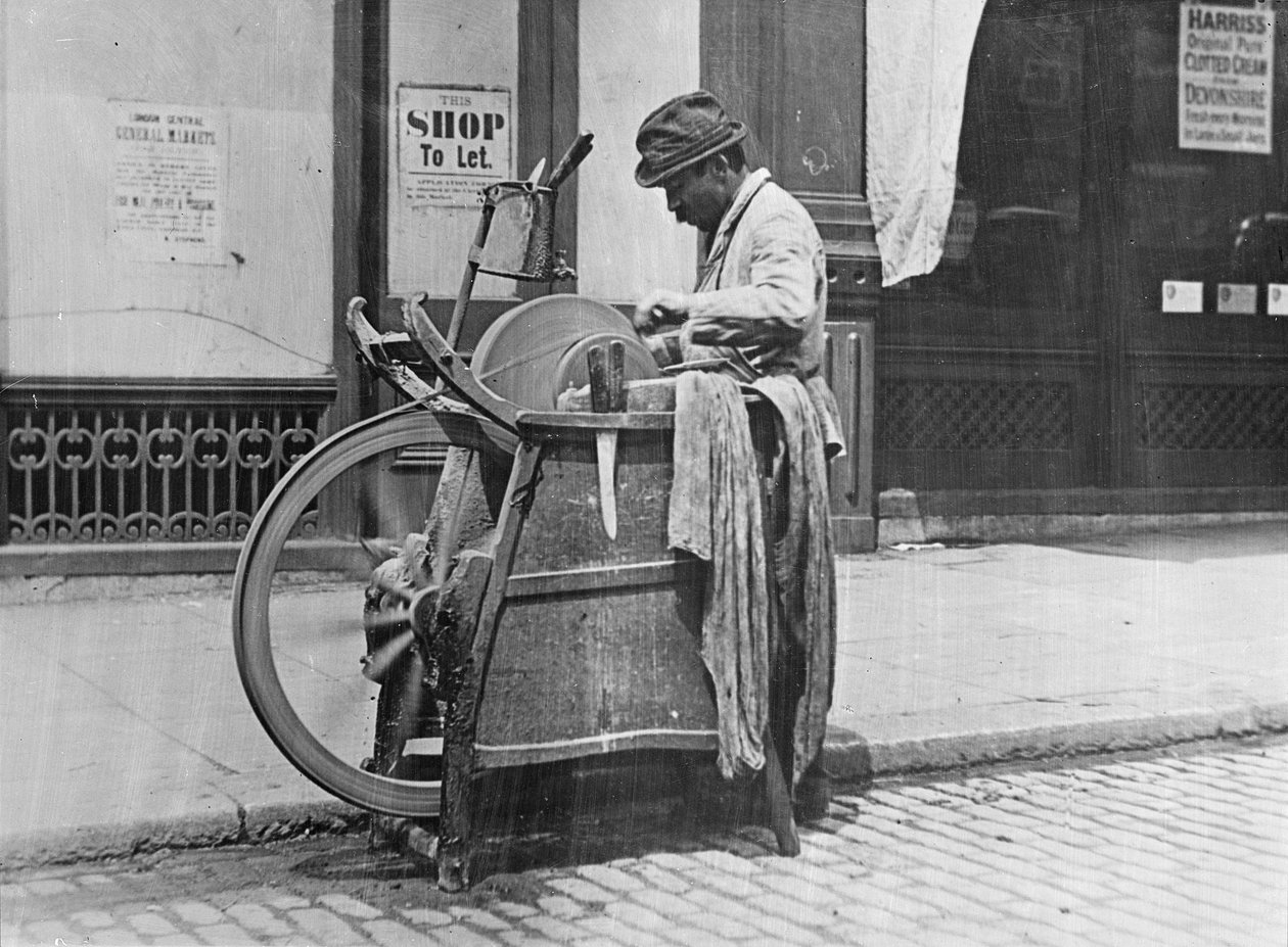 En London knivsliper, 1894 av Paul Martin