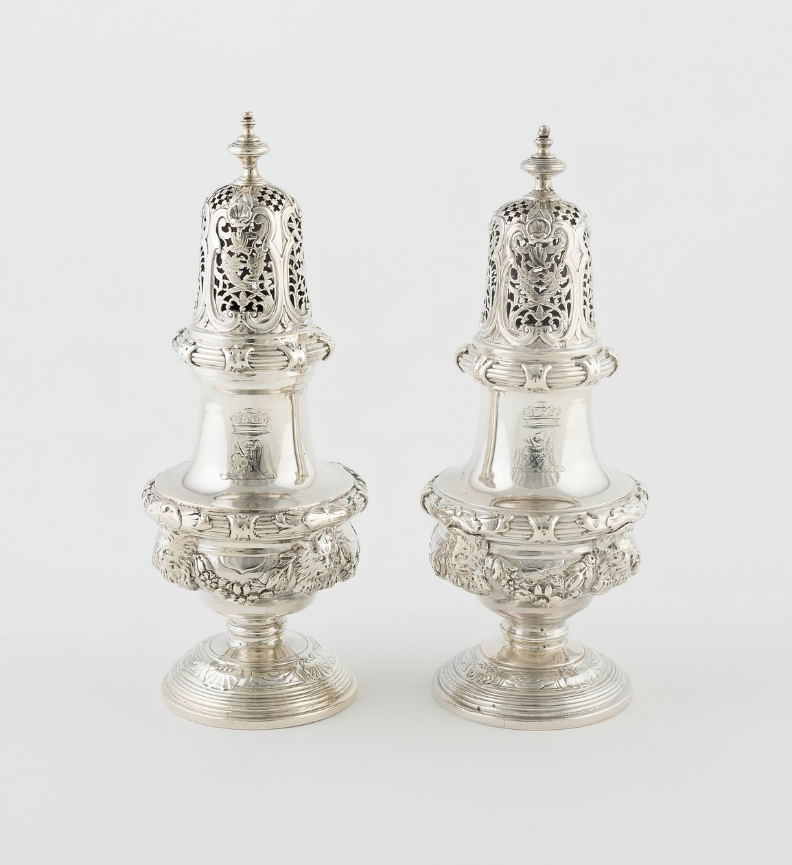 Pair of Casters, London, 173243.    1162316   no       norwegian Successfully Translated  Original: Interior view of the Oak Room, New River Head, Finsbury, London, 1886 Translat: Interior view of the Oak Room, New River Head, Finsbury, London, 1886 114789 av Paul de Lamerie