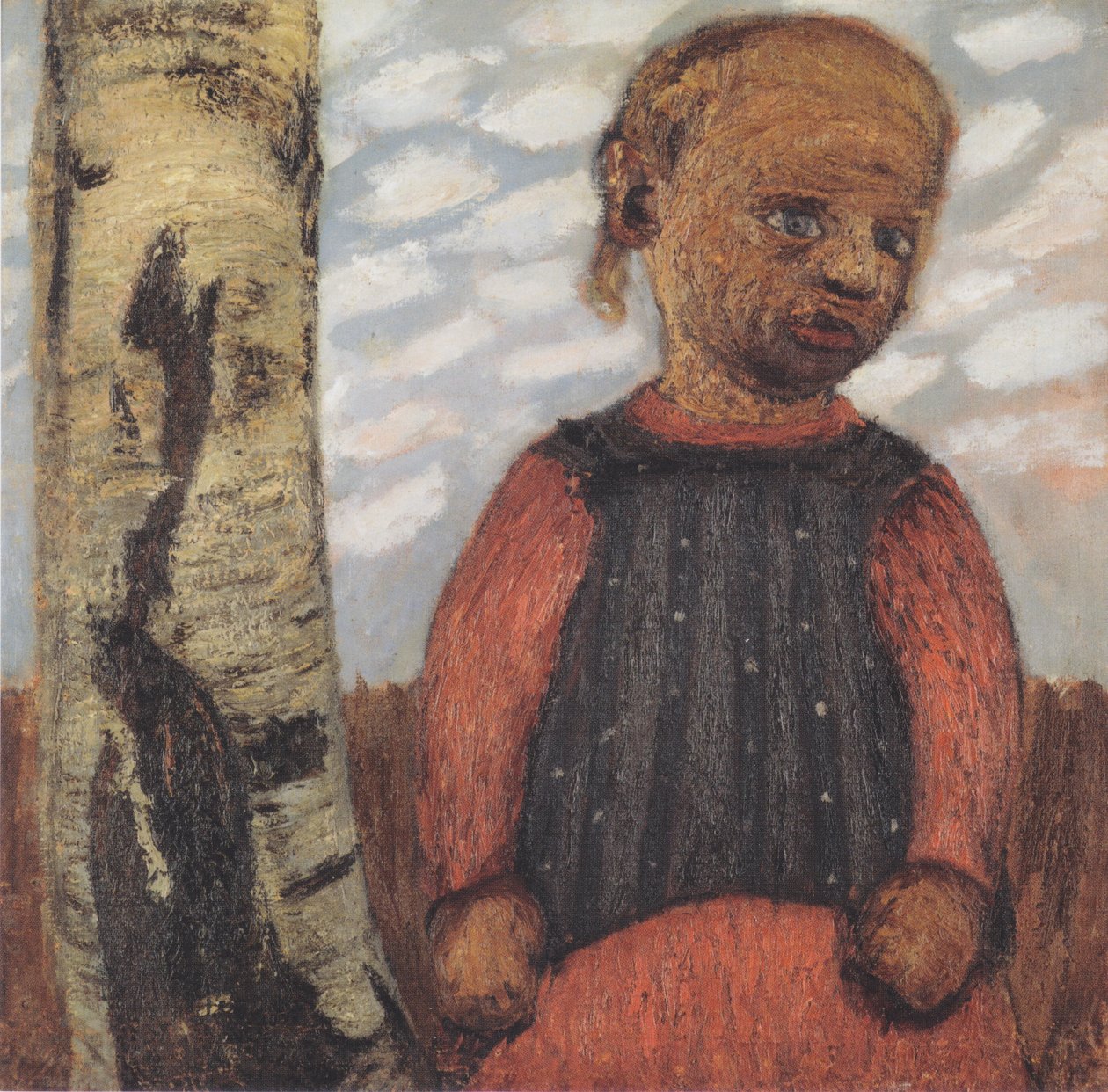 Jente i en rød kjole på en trestamme foran en overskyet himmel av Paula Modersohn Becker