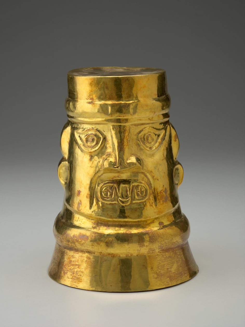 Kero (seremonielt drikkekar), ca. 1000-1476 (gulllegering) av Peruvian Shool