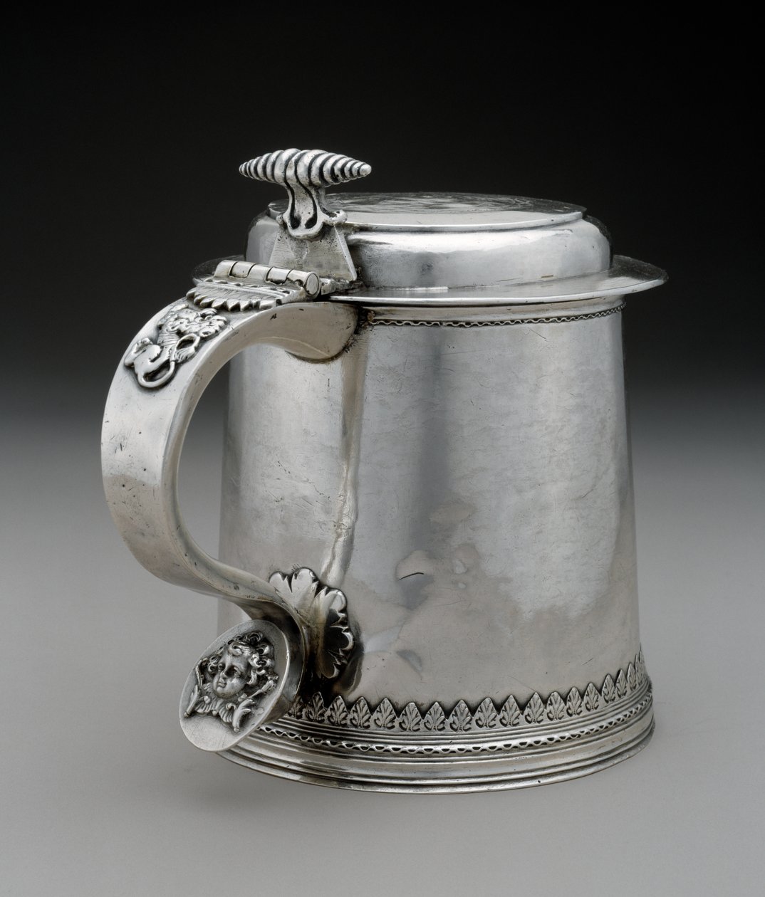 Tankard, ca. 1710 (sølv) av Peter Van Dyck