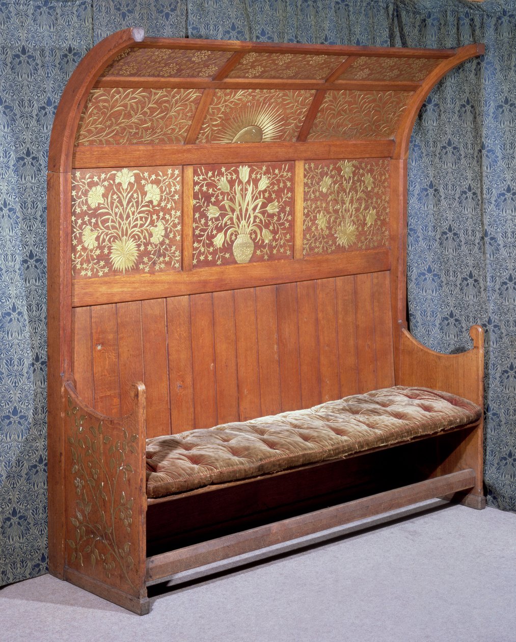 Slå deg ned med forgylt gesso-dekor, laget av Morris and Company, ca. 1865 (eik) av Philip Webb