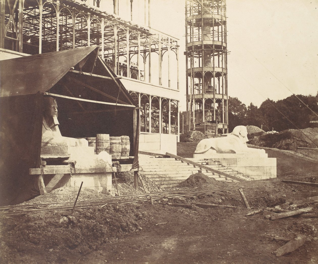 [Carving a Sphinx], 1854. av Philip Henry Delamotte