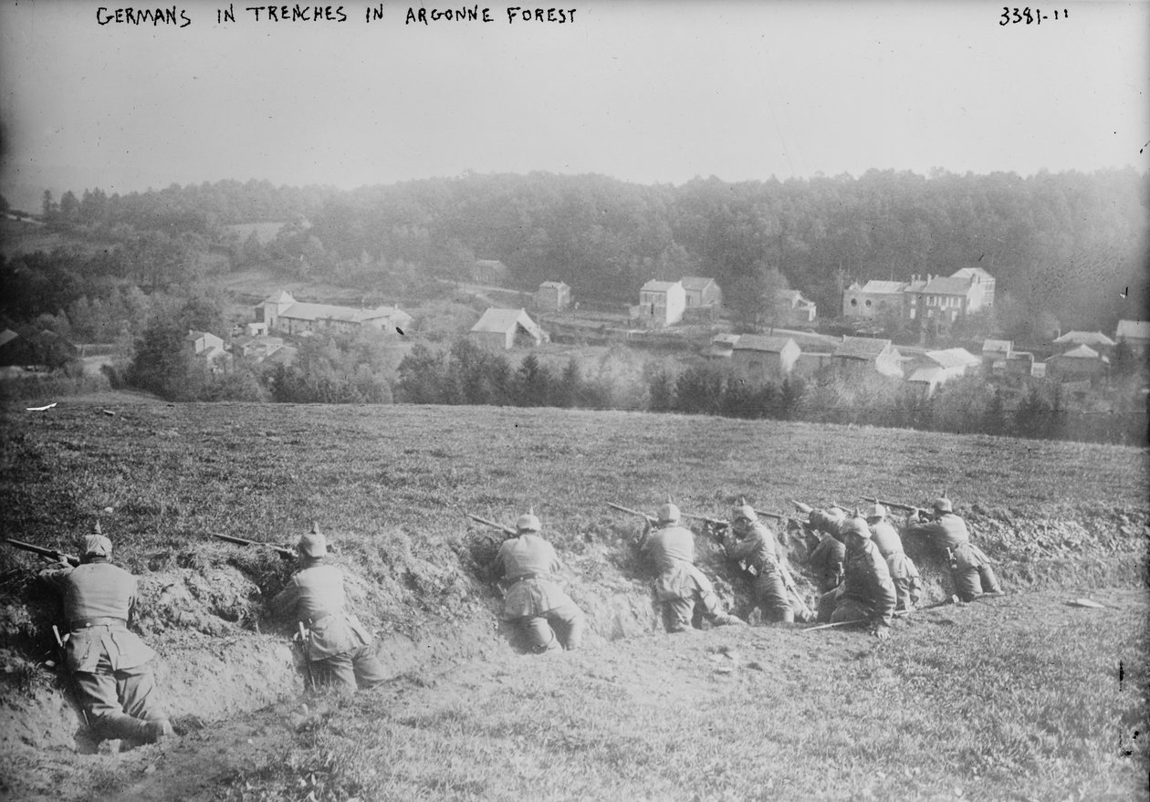 Tyskere i skyttergraver i Argonne-skogen av Photographer German