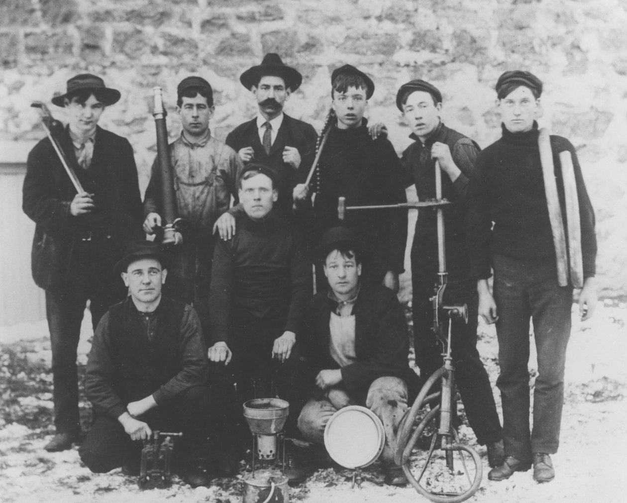 WF Lynch and pipefitter group, 1905 av Pierre A. Gentieu