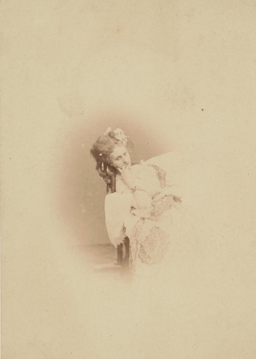 [Vignettert sittende i Ritrosetta-kjole], 1861-67. av Pierre Louis Pierson