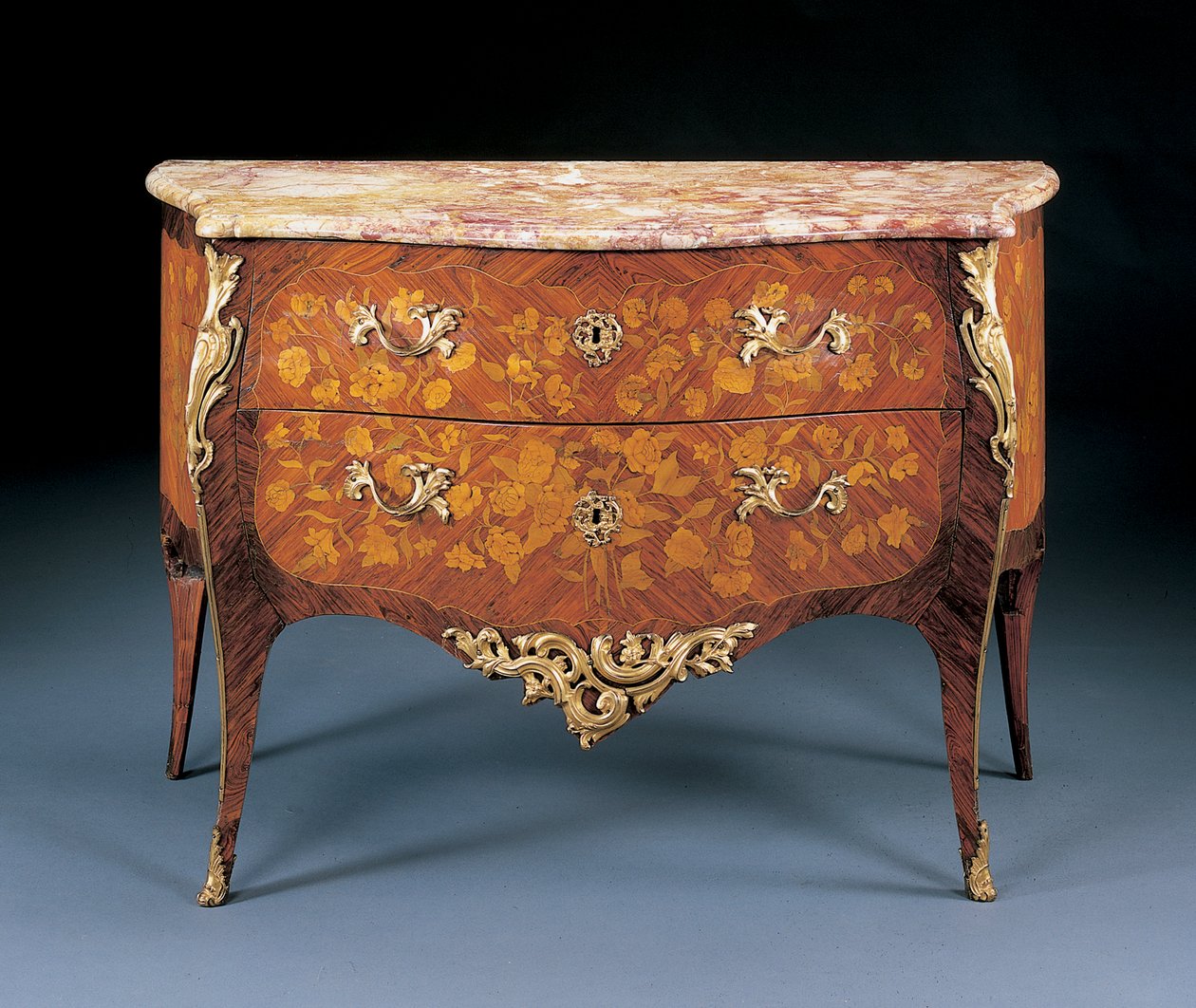 Louis XV-kommode, midten av 1700-tallet av Pierre Roussel