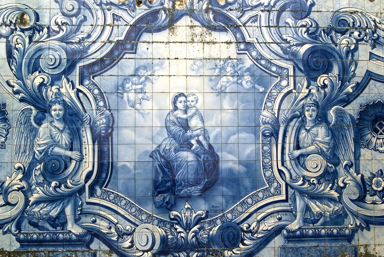 Dekorativt panel som viser Madonna og barnet, Lamego, Portugal. 1738 (keramiske fliser) av Portuguese School
