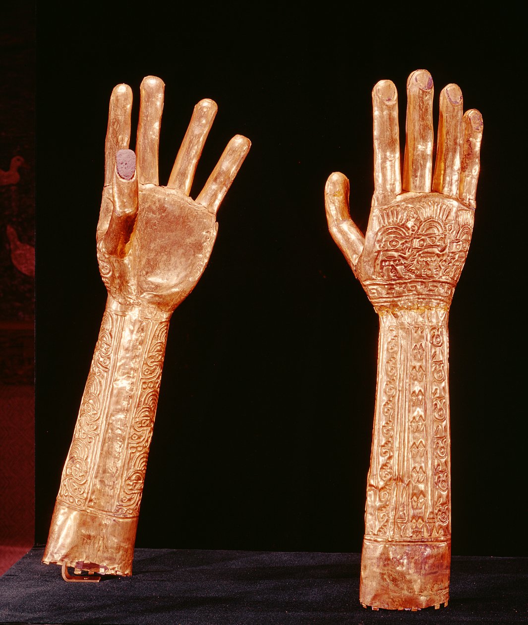 Gullbelagte armer, Lambayeque-Sican Culture, 700-1100 (gull og sølv) av Pre Columbian