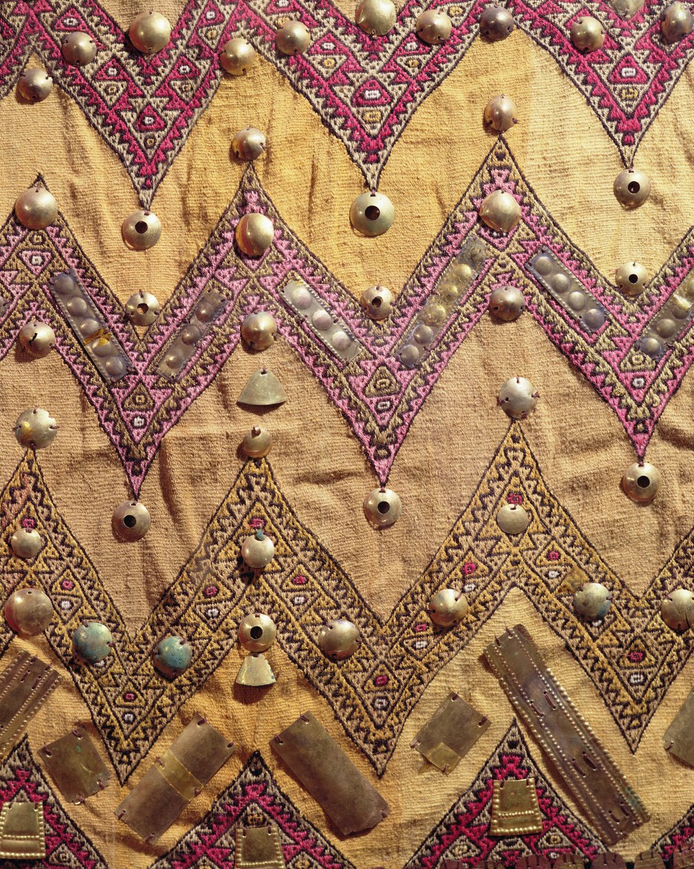 Utsnitt av brodert stoff med gullplaketter, fra Chancay, Peru, 1100-1200-tallet (tekstil) av Pre Columbian