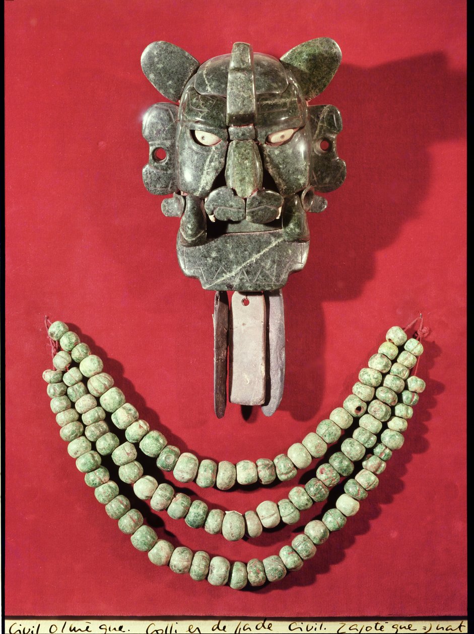 Zapotec pectoral i form av en maske som representerer flaggermusguden, Piquete Zina, fra Monte Alban, Oaxaca (jade) og et Olmec-kjede laget av 90 kalebassformede perler, fra La Venta, Tabasco (skifer) av Pre Columbian
