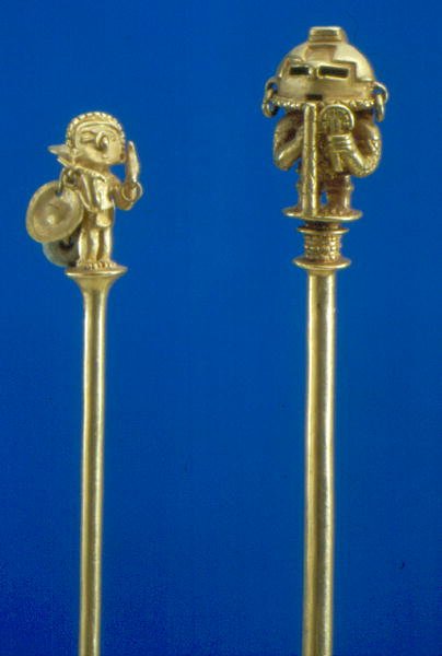 Tidlige Calima lime dippers (støpt gull) av Pre Columbian Pre Columbian