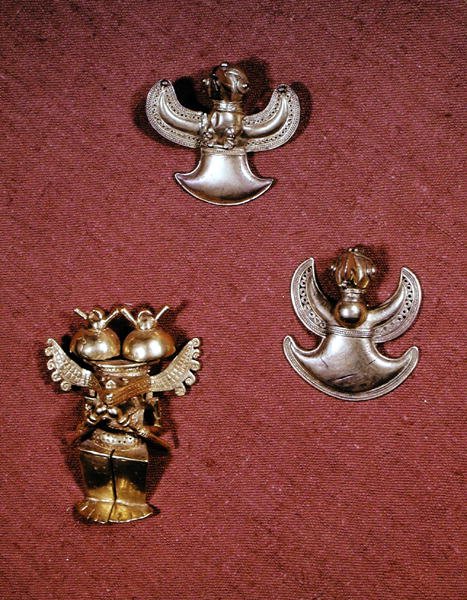 To Tairona Culture fugleformede anheng og en Quimbaya Culture antropomorf figur (gull) av Pre Columbian Pre Columbian