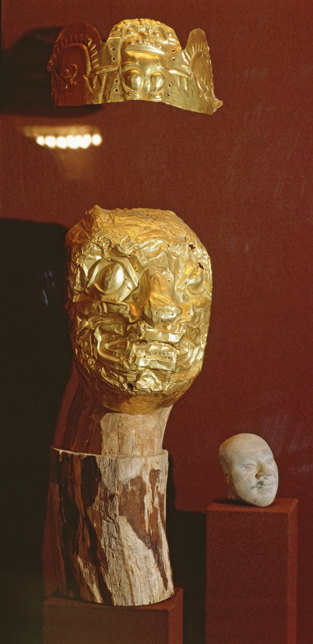 Maske og hodeplagg (gull) av Pre Columbian