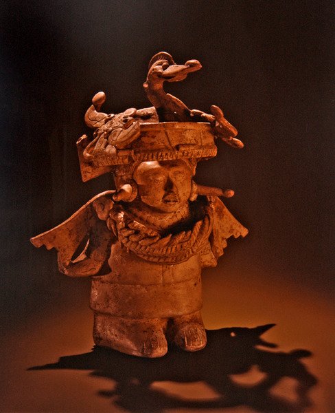 Figur med forseggjort hodeplagg, Nopiloa Culture (keramikk) av Pre Columbian Pre Columbian