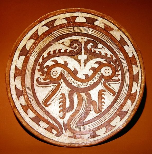 Plate som viser tvillingkrokodillehoder på en opprullet slangekropp, Late Cocle-stil (keramikk) av Pre Columbian Pre Columbian