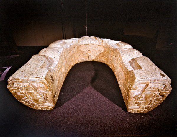 Sett bakfra av åk brukt i ballspill, Vera Cruz av Pre Columbian Pre Columbian