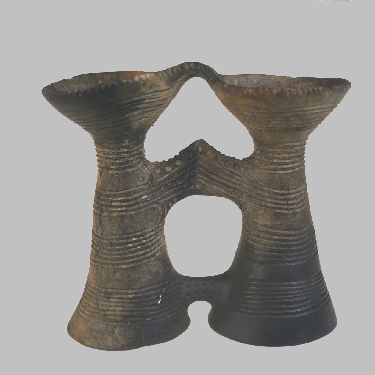 Fartøy i kikkertform, 4400-4200 f.Kr av Prehistoric Russian Culture