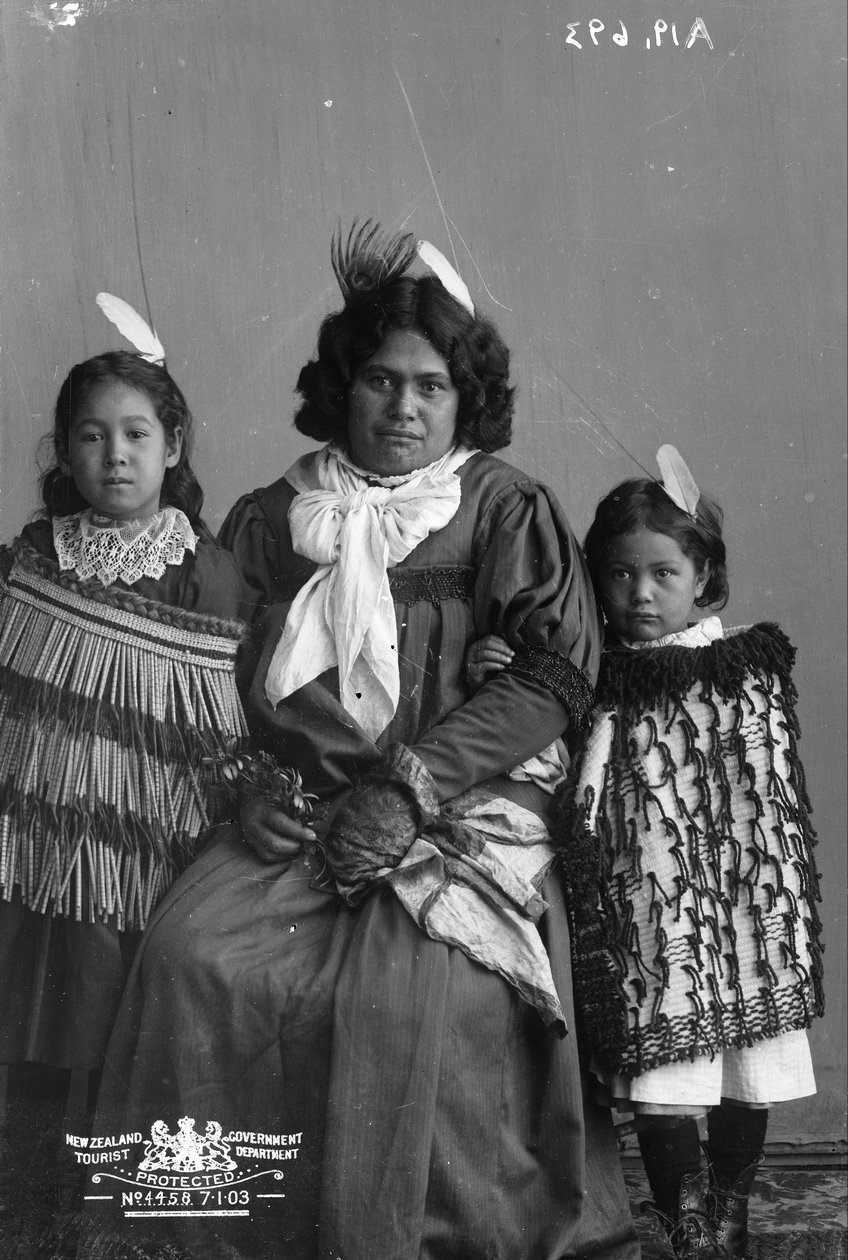 Maori kvinne og to barn av Pulman and Son