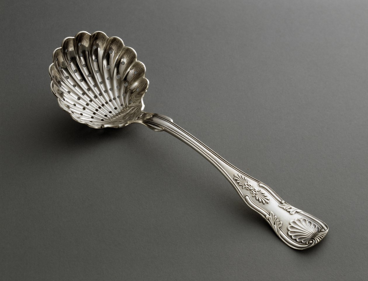 Gjennomboret øse, ca. 1825–1846 (sølv) av R. and W. Wilson