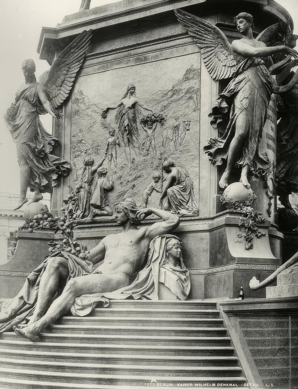 Berlin, Kaiser Wilhelm I-monumentet, base av Reinhold Begas