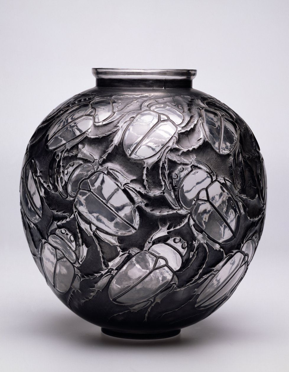 Large Scarabs Vase, 1923 (svart patina og formblåst glass) av Rene Jules Lalique