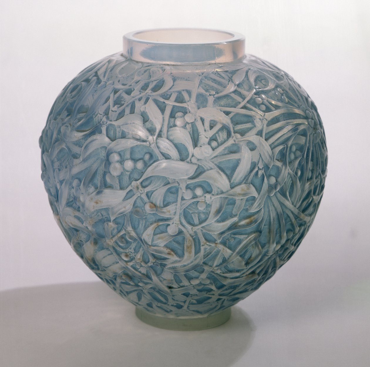 Mistelteinvase, 1920 (blå patina på opaliserende glass) av Rene Jules Lalique