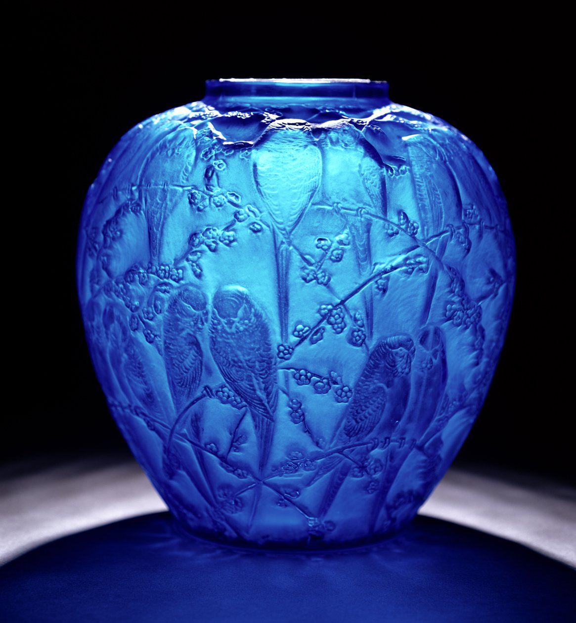 Perruches elektrisk blå vase (glass) av Rene Jules Lalique