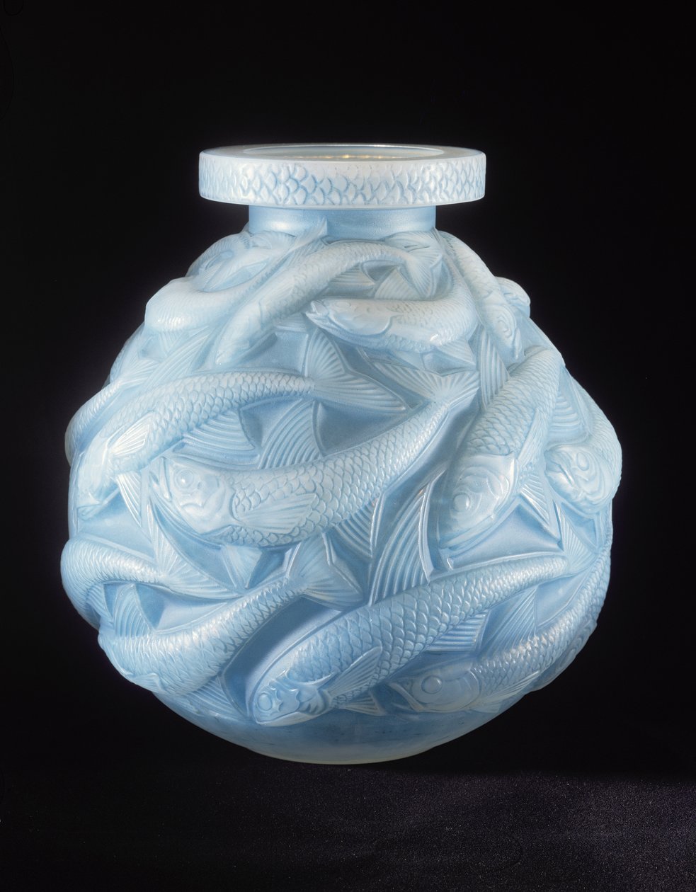 Laksevase, 1928 (blått opaliserende glass) av Rene Jules Lalique