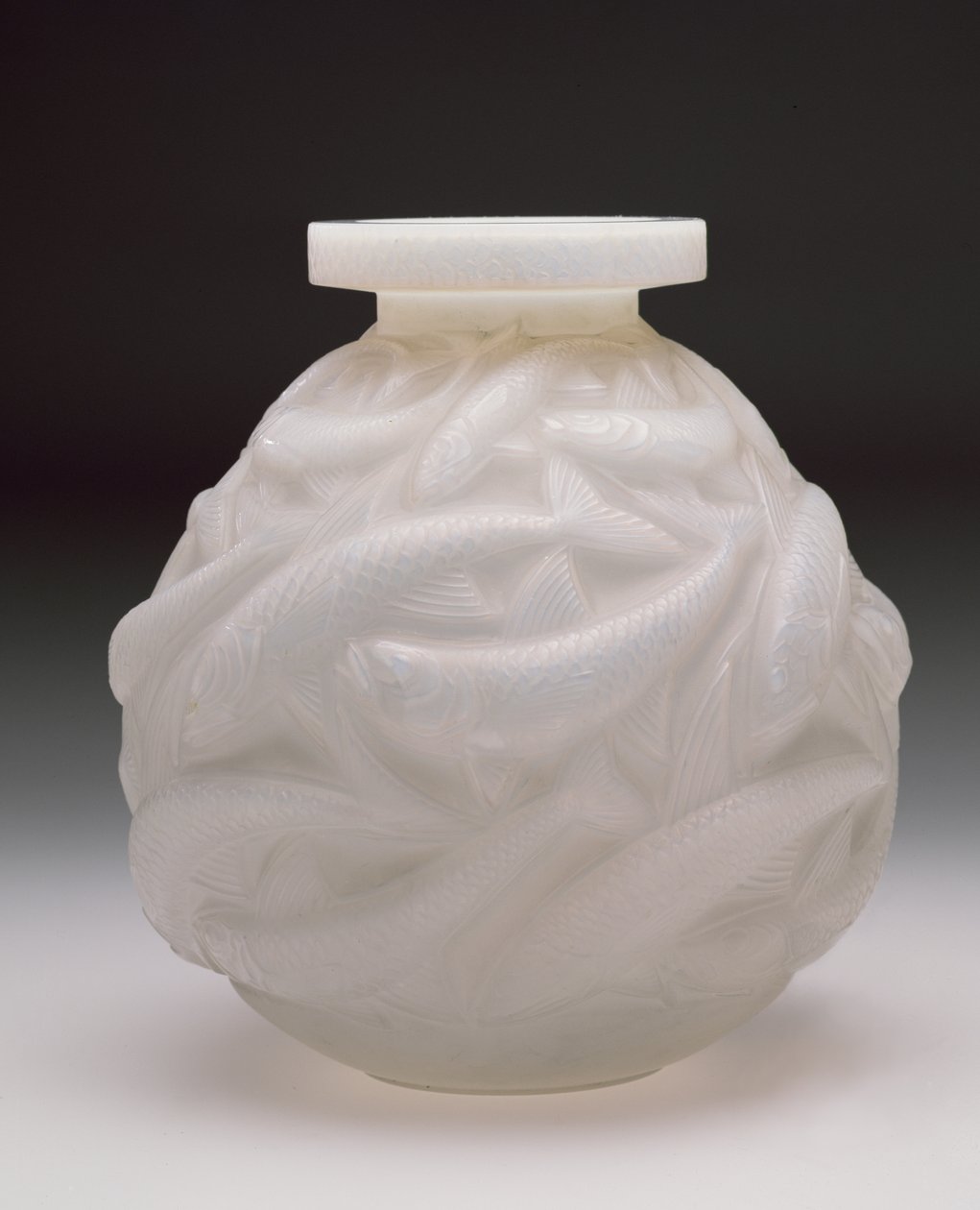 Laksevase, 1928 (hvitt opaliserende glass) av Rene Jules Lalique