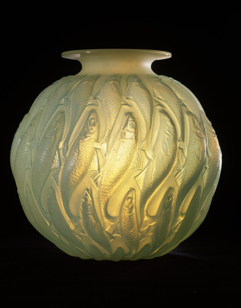 Laksevase, 1928 (hvitt opaliserende glass) av Rene Jules Lalique