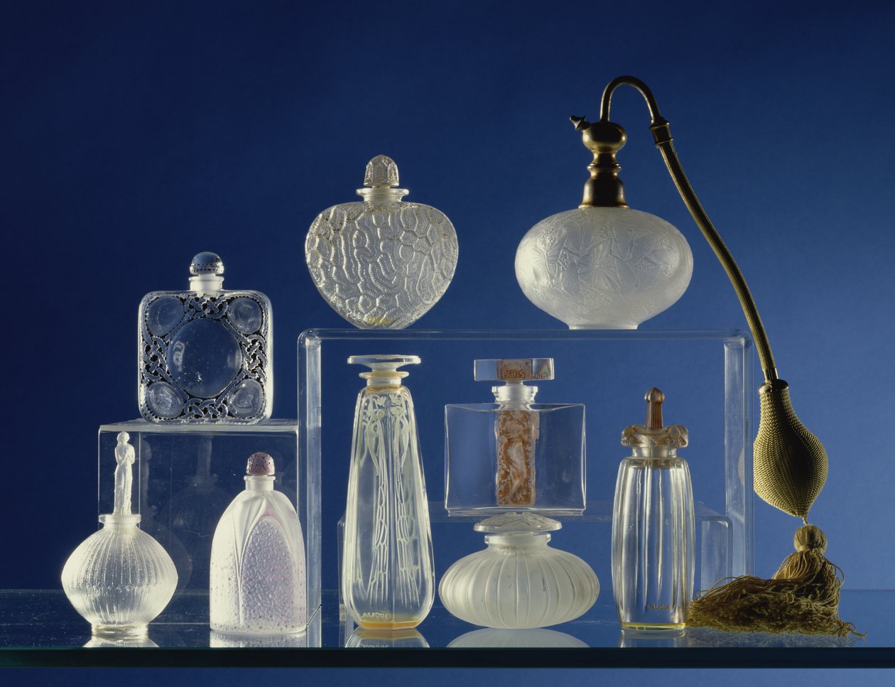 Utvalg av duftflasker (glass) av Rene Jules Lalique
