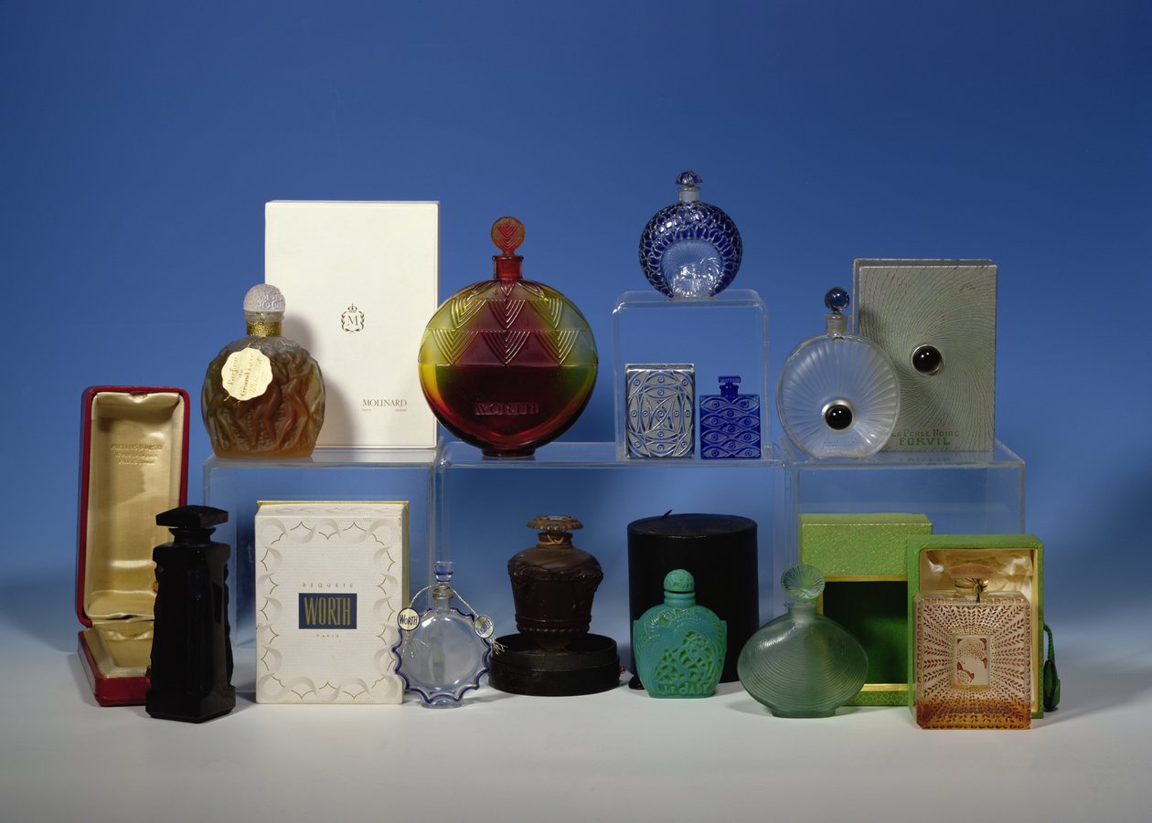 Utvalg av duftflasker (glass) av Rene Jules Lalique