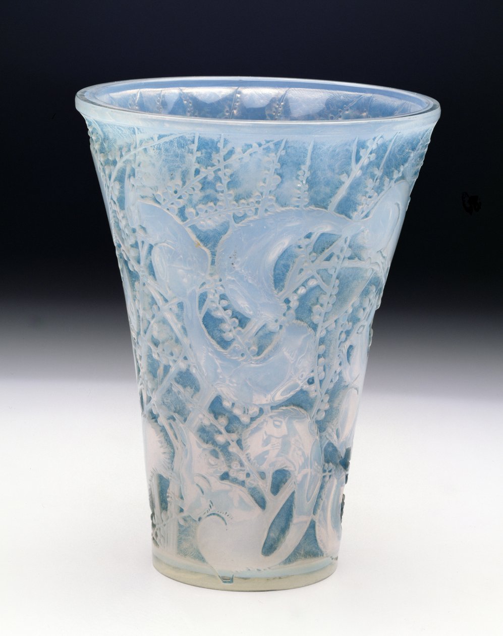 Senart Vase, 1934 (blå patina på opaliserende glass) av Rene Jules Lalique