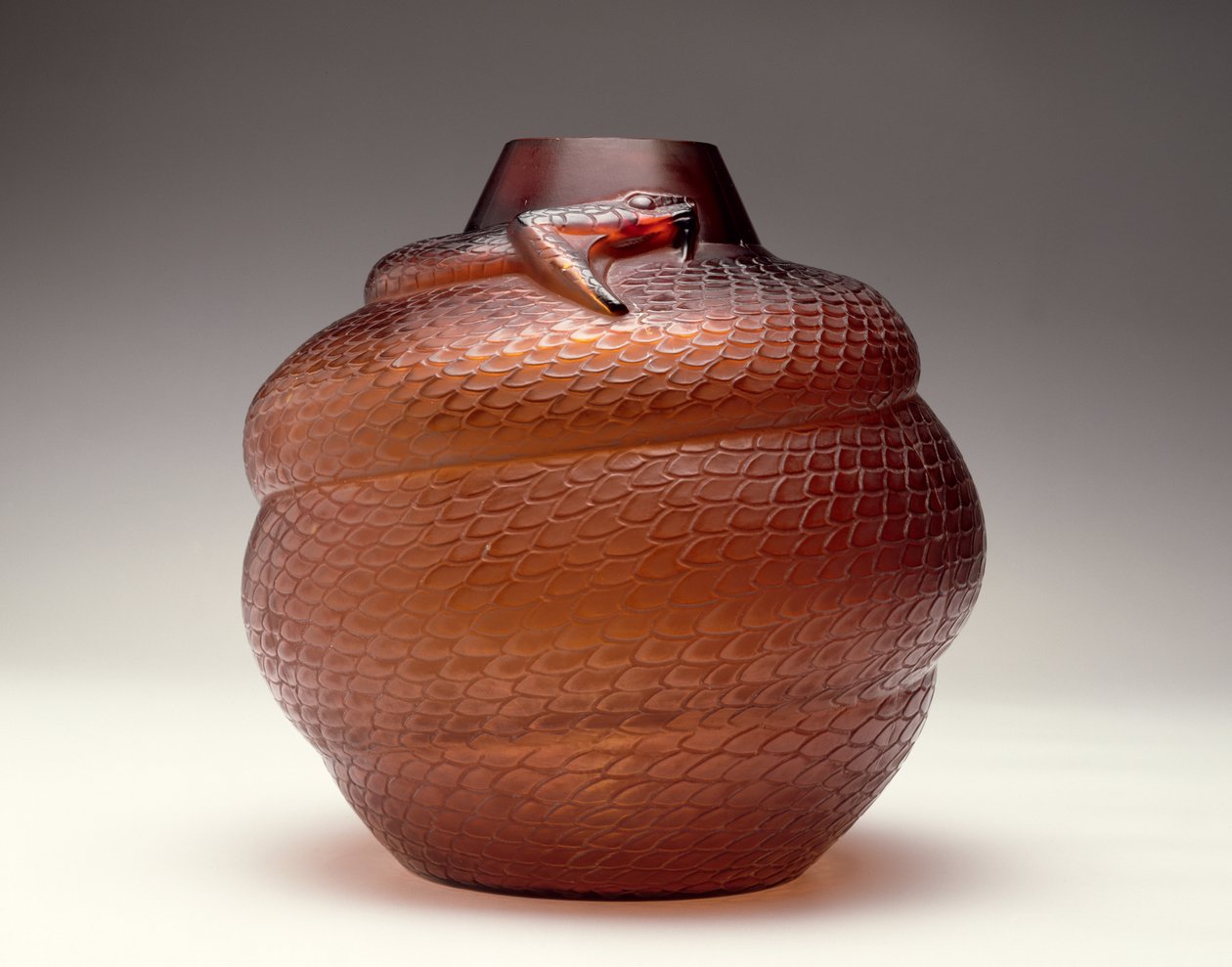Slange, ravfarget glassvase av R. Lalique, 1924 av Rene Jules Lalique