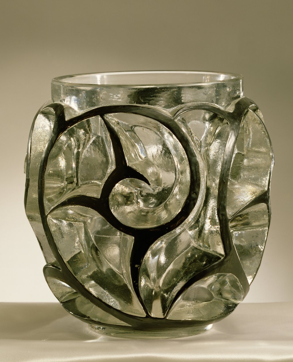 Whirlpools Vase, 1926 (pressstøpt svart emalje på klart glass) av Rene Jules Lalique