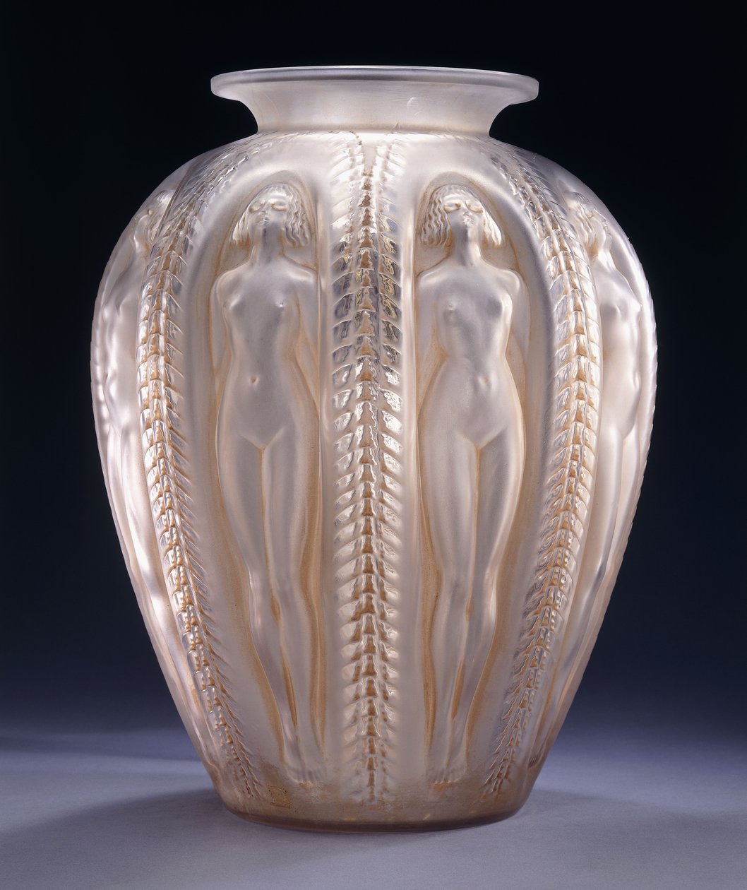 Luxembourg, en monumental støpt glassvase, av Rene Jules Lalique