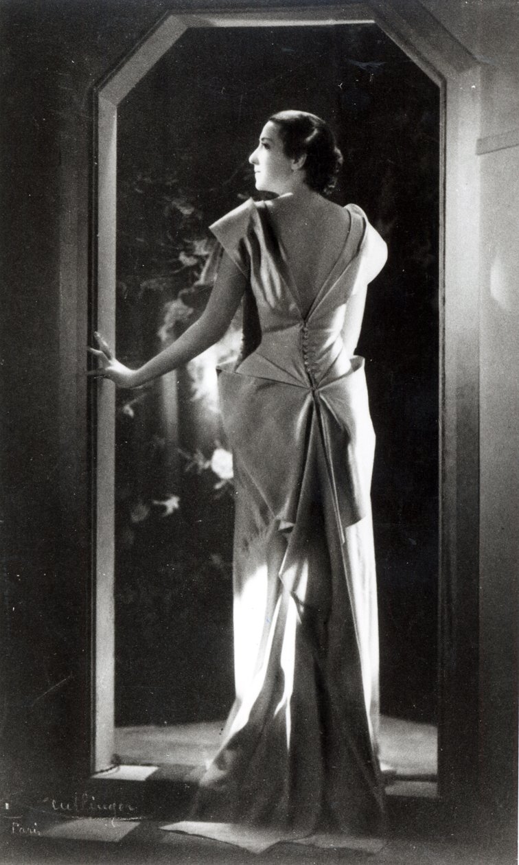 Kjole designet av Madeleine Vionnet (1876-1975) av Reutlinger Studio