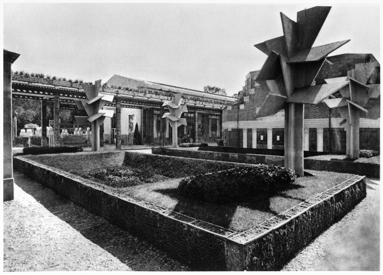 Vinterhagen og de kubistiske betongtrærne på Art Deco-utstillingen, fra 